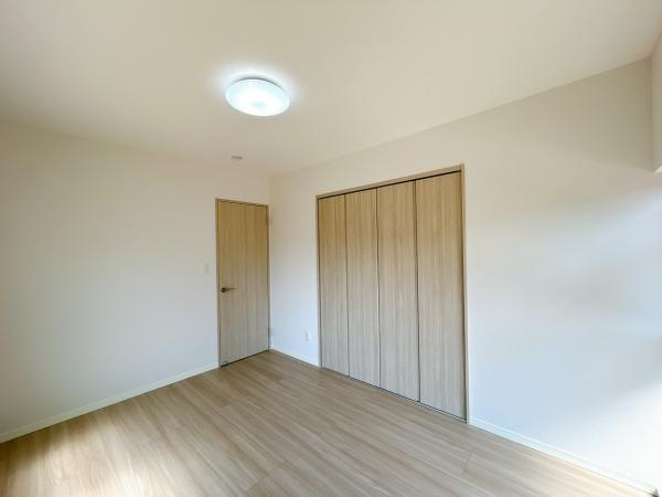 【洋室】 | 【リフォーム完了】1階6帖洋室です。二面採光で明るい空間です。