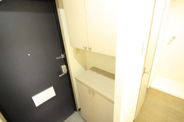 メゾン・ド・ファミール岡村の玄関