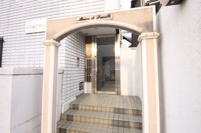 メゾン・ド・ファミール岡村のエントランス