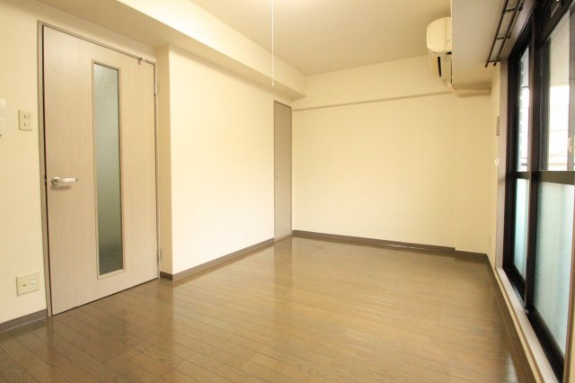 メゾン・ド・ファミール岡村の洋室