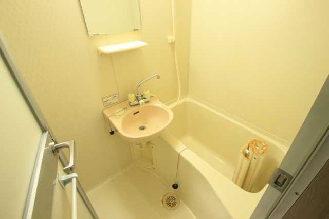 メゾン・ド・ファミール岡村の浴室