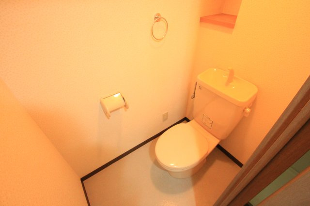 メゾン・ド・ファミール岡村のトイレ