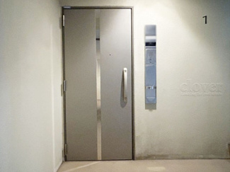 【その他共用部分】 | 皆様をお迎えする、お部屋の玄関ドア。開けやすさや開放角度、ドアノブの操作しやすさや鍵の形状などを、現地で一度ご確認ください。～即日のご見学可能～　お問合せはお気軽にどうぞ。
