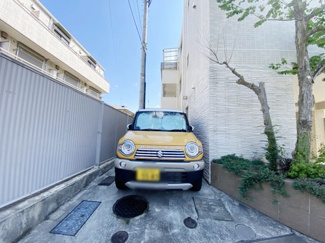 【駐車場】 | マンションの駐車場スペース。空きの有無や駐車料金、サイズ規定などについては、改めてお問い合わせください。～即日のご見学可能～　お問合せはお気軽にどうぞ。
