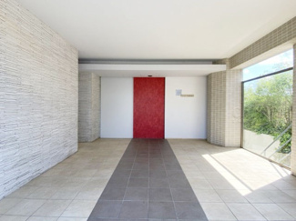 【エントランス】 | お客様を、そして住人を出迎えてくれるマンションのエントランス。ゴミが落ちていないことからも、管理状態の良さや住民の節度の高さが見て取れます。～即日のご見学可能～　お問合せはお気軽にどうぞ。
