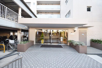 【エントランス】 | マンションの正面エントランス。出入りする人間を癒してくれるマンション入り口であり、その建物の「顔」でもあります。～即日のご見学可能～　お問合せはお気軽にどうぞ。
