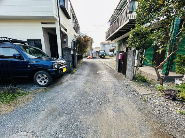 あきる野市草花売地　駐車場、資材置場に最適！の前面道路含む現地写真