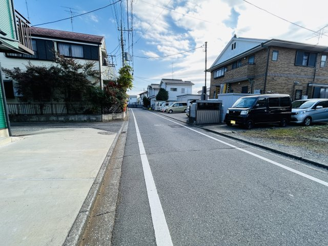 あきる野市草花売地　駐車場、資材置場に最適！の前面道路含む現地写真