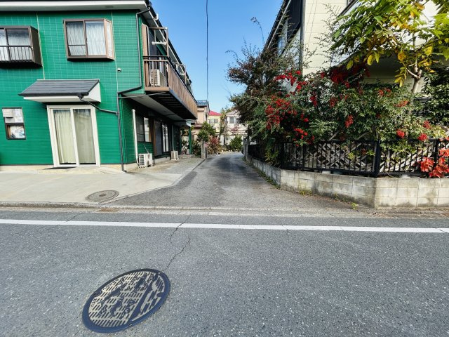 あきる野市草花売地　駐車場、資材置場に最適！の前面道路含む現地写真