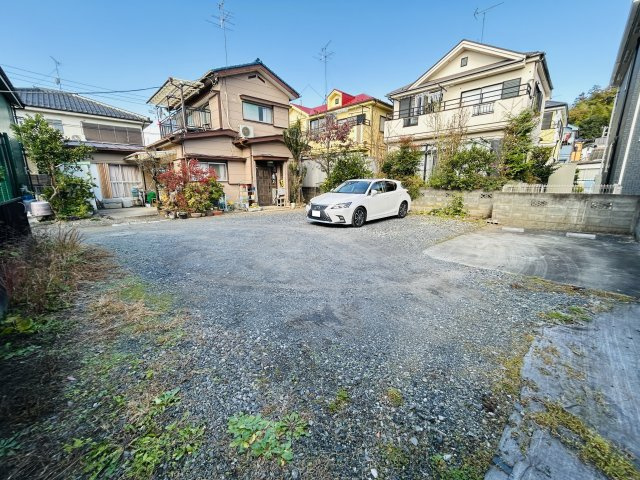 あきる野市草花売地　駐車場、資材置場に最適！の前面道路含む現地写真