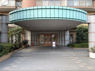 【エントランス】 | お客様を、そして住人を出迎えてくれるマンションのエントランス。ゴミが落ちていないことからも、管理状態の良さや住民の節度の高さが見て取れます。～即日のご見学可能～　お問合せはお気軽にどうぞ。
