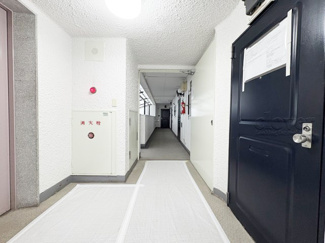 【その他共用部分】 | 当該フロアの共用廊下です。ここもきれいに清掃されています。周囲のお部屋の様子も、ぜひ伺ってみてください。～即日のご見学可能～　お問合せはお気軽にどうぞ。