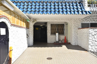 【エントランス】 | お客様を、そして住人を出迎えてくれるマンションのエントランス。ゴミが落ちていないことからも、管理状態の良さや住民の節度の高さが見て取れます。～即日のご見学可能～　お問合せはお気軽にどうぞ。

