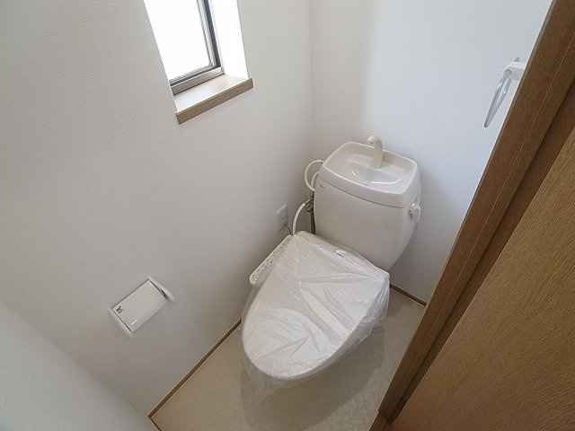神戸市長田区二葉町８丁目のハイツのトイレ|温水洗浄付き、窓付換気良好のトイレ