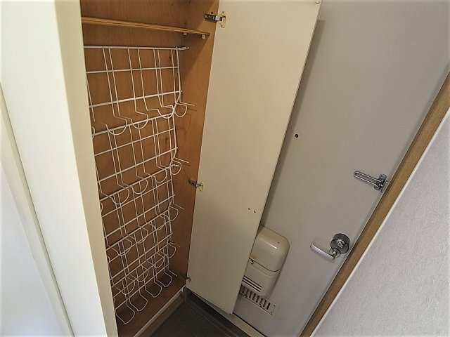 神戸市長田区二葉町８丁目のハイツの玄関|玄関には靴箱も有ります