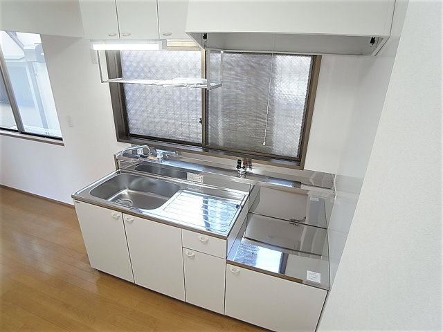 神戸市長田区二葉町８丁目のハイツのキッチン|ガスコンロ対応キッチン、窓も有り換気良好