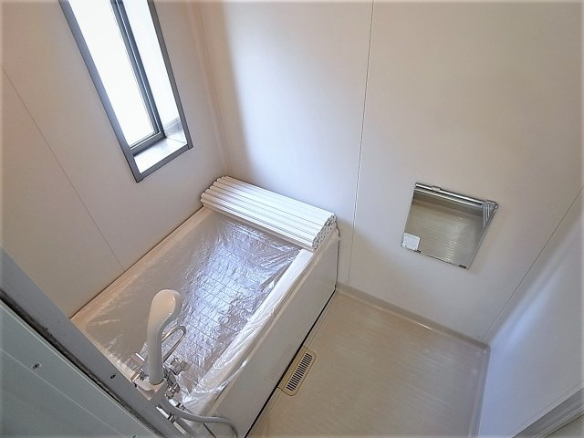 神戸市長田区二葉町８丁目のハイツの浴室|窓付で換気も良好なバスルーム