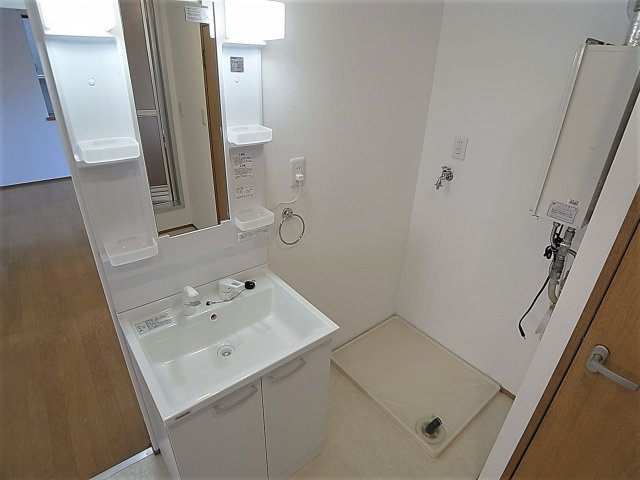 神戸市長田区二葉町８丁目のハイツの洗面所|シャワー付きの独立洗面台も完備してます