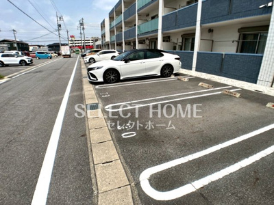 【駐車場】 | グランスイートアイ | 駐車場があるので、車を買う予定の方も安心です