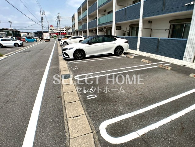 【駐車場】 | グランスイートアイ | 駐車場があるので、車を買う予定の方も安心です