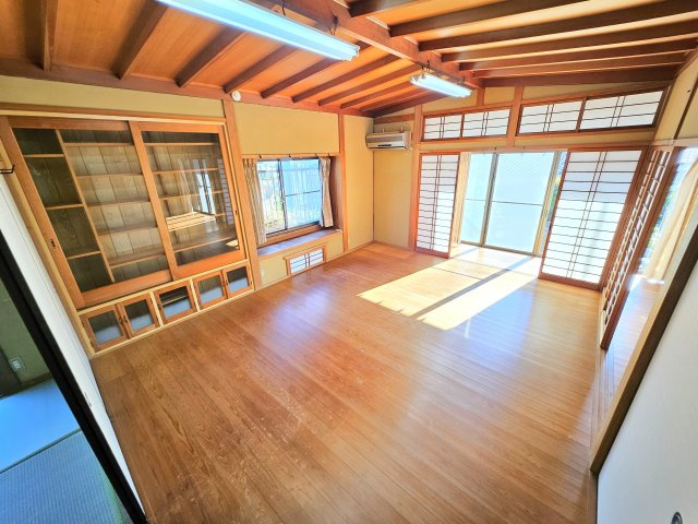 花園町戸建ての洋室