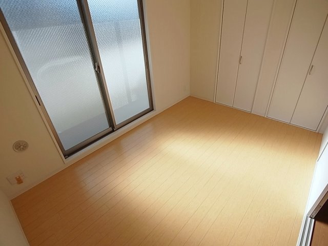 プラネットハイツKOBEの内装|明るい6帖の洋室、日当たり良好