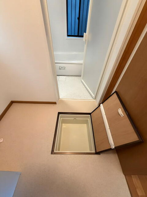 【玄関】 | 川口市本町三丁目貸家 | 洗面所には床下収納あります