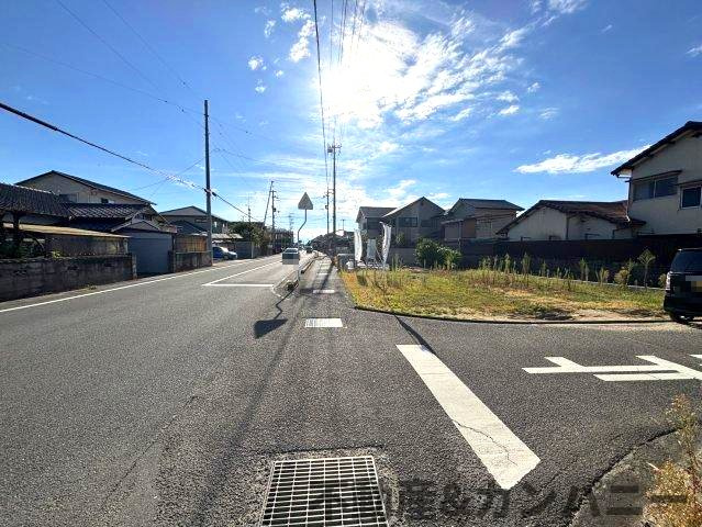 伊予郡松前町大字東古泉の売地の前面道路含む現地写真|前面道路含む現地写真です