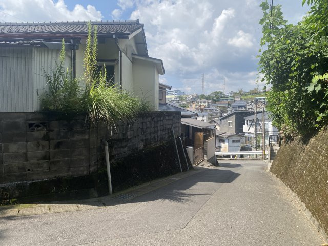 東坂元4丁目　中古戸建ての前面道路含む現地写真