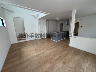 【居間・リビング】 | 神戸市西区春日台2丁目　新築戸建　仲介手数料無料！ | こちらのリビングで趣味の時間をお楽しみください