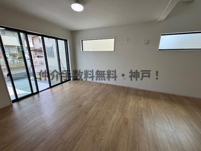 【居間・リビング】 | 神戸市西区春日台2丁目　新築戸建　仲介手数料無料！ | ゆったりとした居間です