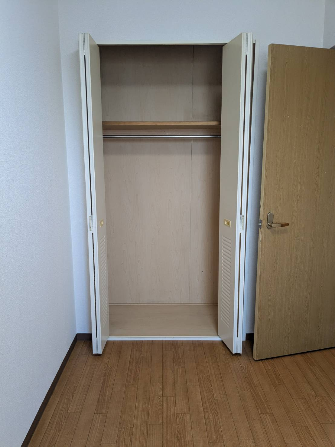 三鷹市野崎２丁目の賃貸マンションの収納