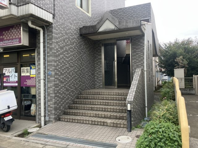 三鷹市野崎２丁目の賃貸マンションのエントランス