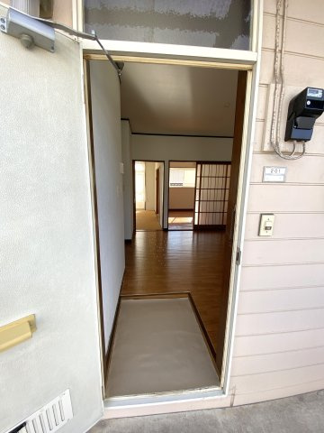 フラワーハイツの玄関