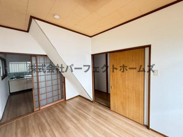御幸東町戸建　賃貸の洋室|落ち着いた色調の洋室です