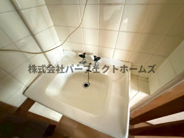 御幸東町戸建　賃貸の独立洗面台|朝の支度にも助かる、独立の洗髪洗面化粧台