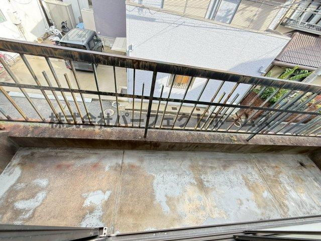 御幸東町戸建　賃貸のバルコニー|バルコニーからの眺めを楽しみながら食事をしませんか