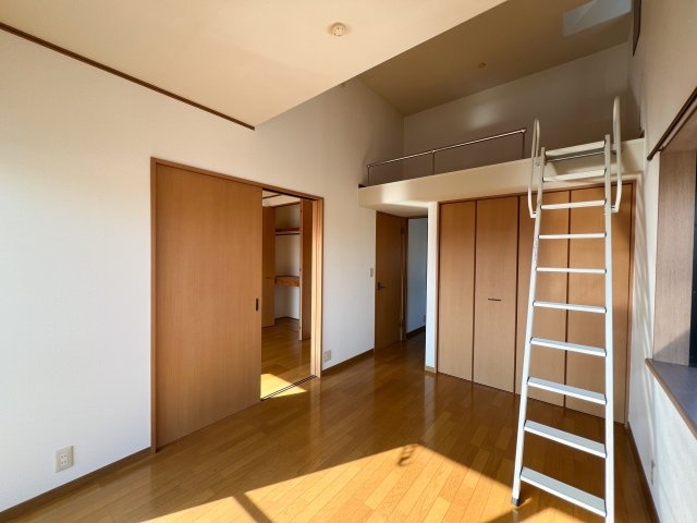 SUN HEIGHTS 南久万の洋室