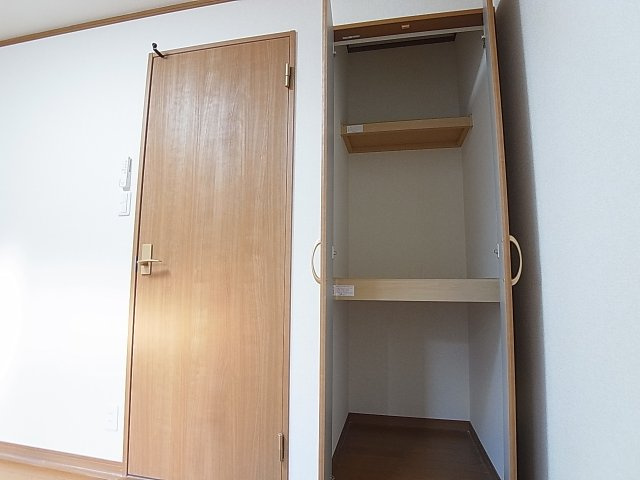 東尻池７丁目住宅の収納|クローゼットに幅広の収納スペースも完備