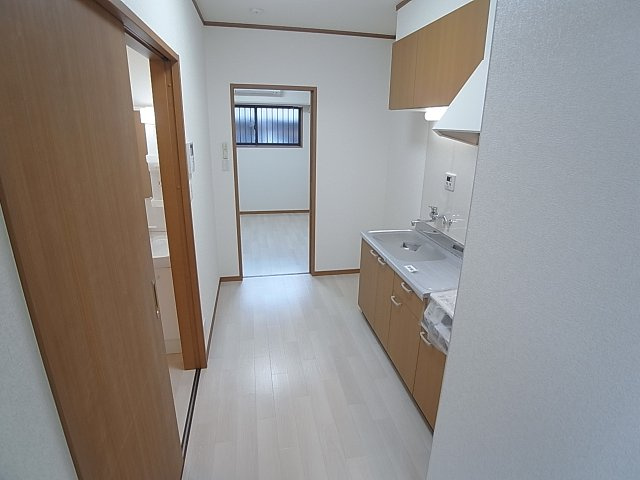 東尻池７丁目住宅の居間・リビング|キッチンスペースゆったり使えます