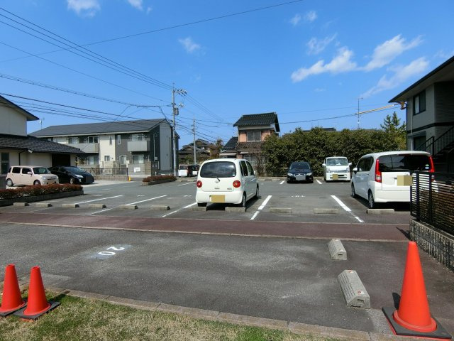 スカイスクレーパーA棟の駐車場