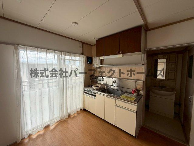 御殿山コーポB棟の居間・リビング|こちらのリビングで趣味の時間をお楽しみください
