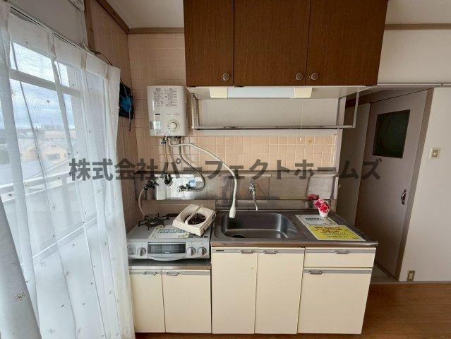 御殿山コーポB棟のキッチン|コンパクトなキッチンで掃除もラクラク