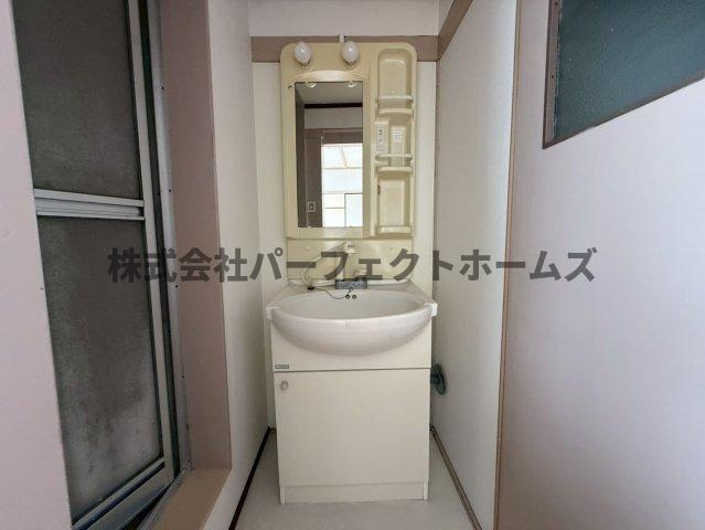 御殿山コーポB棟の独立洗面台|独立洗面台あり、毎朝おしゃれに忙しい女性の方におすすめです