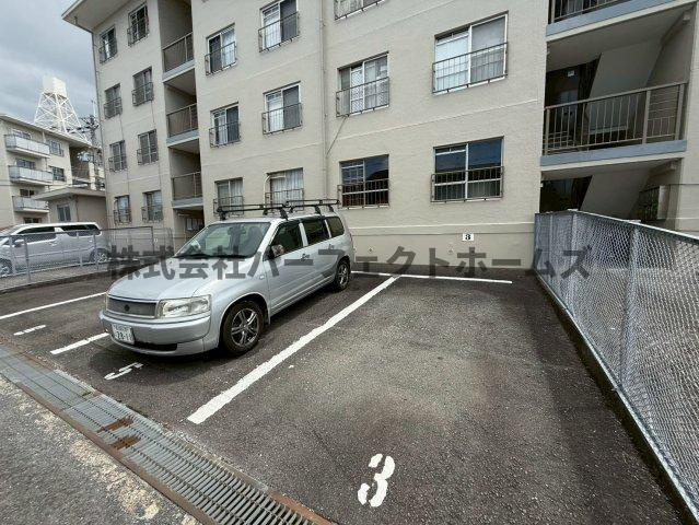御殿山コーポB棟の駐車場|カースペースがあります
