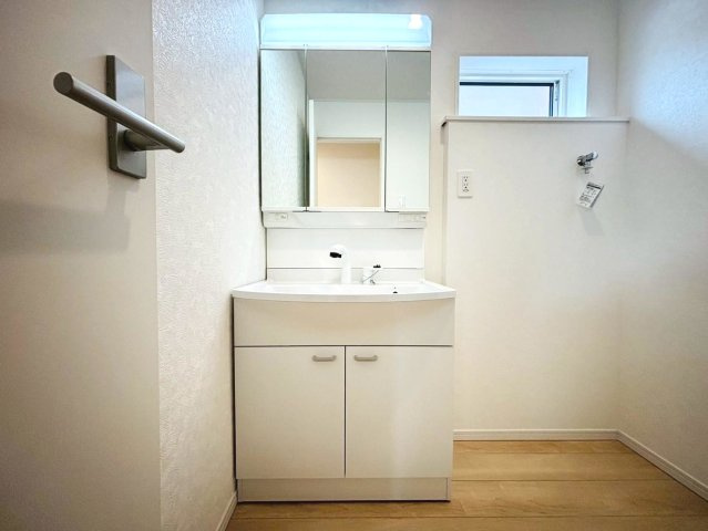 クワイエ　安八郡安八町東結第1　全1区画分譲の独立洗面台|床材に受ける様々な傷や、温度・湿度変化による、クラックの発生を大幅に抑える特殊加工を施工済みです。
水栓はリフトアップできて両手が使えます。またハンドシャワーでも使えます。