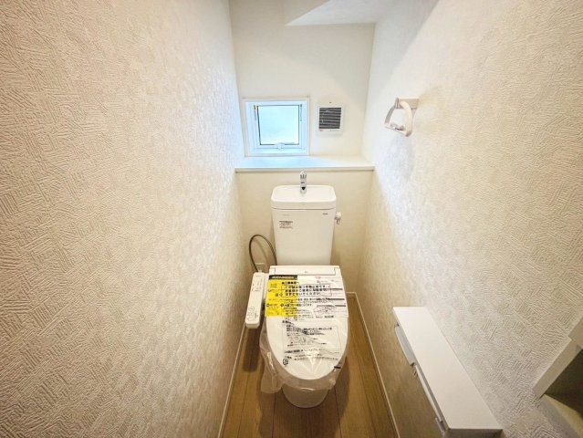 【商談中】クワイエ　安八郡安八町東結第1　全1区画分譲のトイレ|超表面平滑加工とイオンパワーの「セフィオンテクト」加工で、汚れが付きにくく落ちやすい仕様のトイレです。
またツイントルネード洗浄で少ない水でも前方の返し部分から後方部までしっかり洗浄できます！