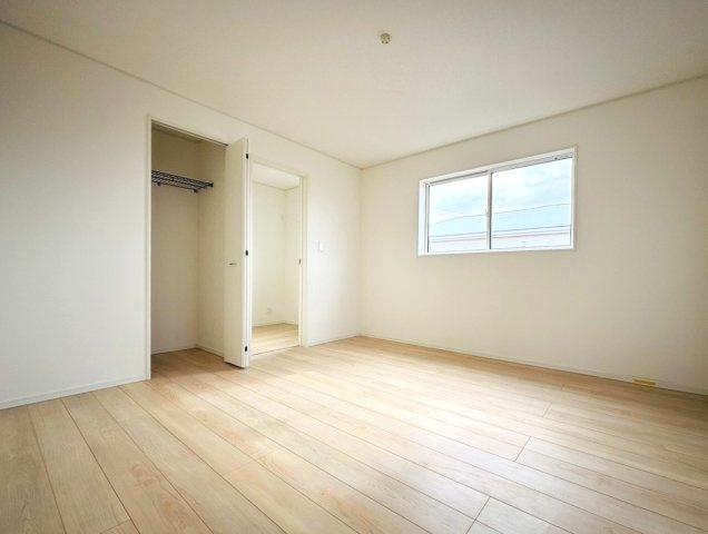 【商談中】クワイエ　安八郡安八町東結第1　全1区画分譲の寝室|全居室にたっぷり収納できる大型収納を設置。窓ガラスは、断熱性能や結露防止効果の高いペアガラスを採用！
高い断熱性と共にガラス面の結露対策にも効果を発揮し湿気によるカビの発生を抑止します。