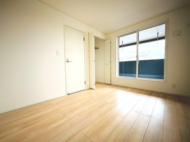 【商談中】クワイエ　安八郡安八町東結第1　全1区画分譲の洋室|建具やクロスなどをトータルデザインでコーディネートしており、室内に落ち着きと安らぎを与えてくれます。
全居室収納付き！寝室やお子様のお部屋がスッキリ片付きます。