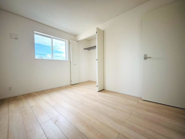 【商談中】クワイエ　安八郡安八町東結第1　全1区画分譲の洋室|建具やクロスなどをトータルデザインでコーディネートしており、室内に落ち着きと安らぎを与えてくれます。
全居室収納付き！寝室やお子様のお部屋がスッキリ片付きます。